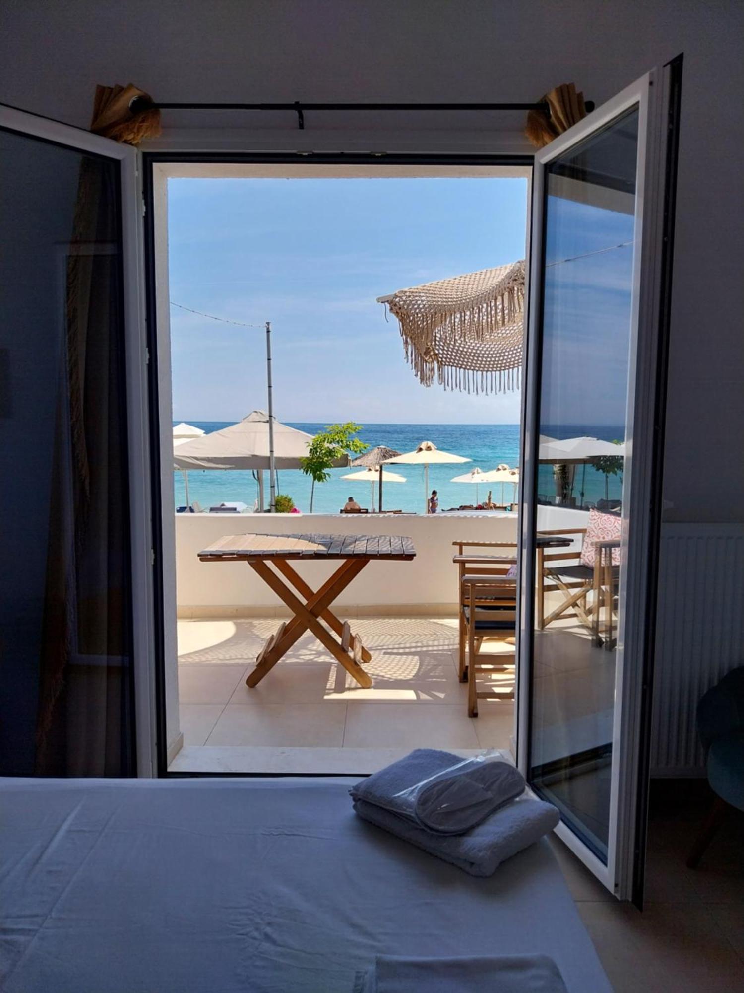 Galazio Seaside Luxury & Coffee Shop Apartment